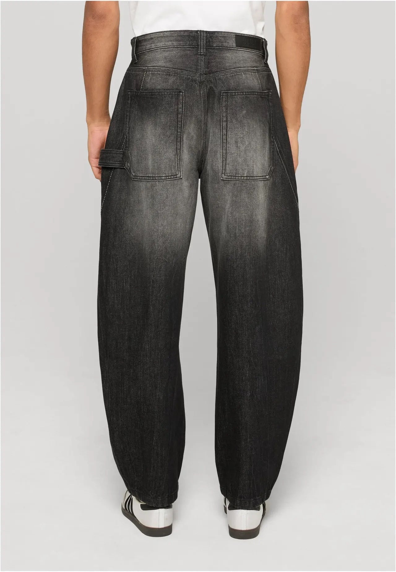 KUMO — Balloon Jeans Mid Deep Grey — worn
